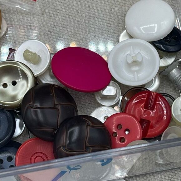 Vintage Mixed Lot of Clothing Coat Buttons in Clear Box - Picture 5 of 16
